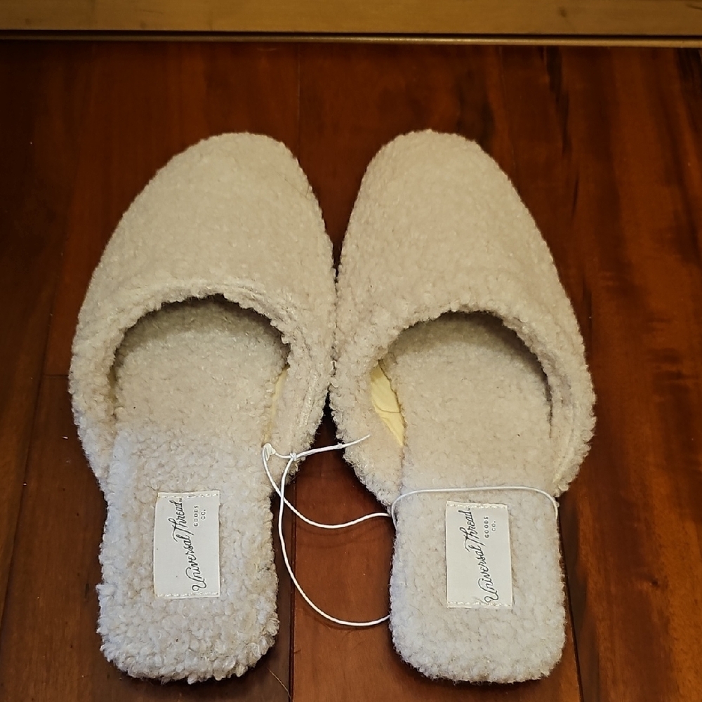 Universal Thread Cream Plush Slippers